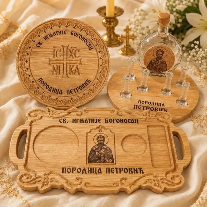 Slavski poslužavnik, okrugli stalak i set za piće od drveta s prezimenom porodice Petrović