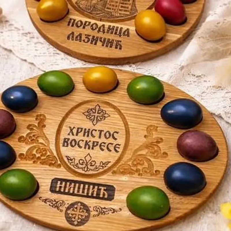 Ovalni drveni stalak za vaskršnja jaja s natpisom Hristos voskrese i prezimenom