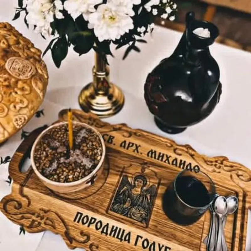 Ukrašeni slavski poslužavnik s ikonom Svetog arhangela Mihaila, žitom i kolačem na trpezi