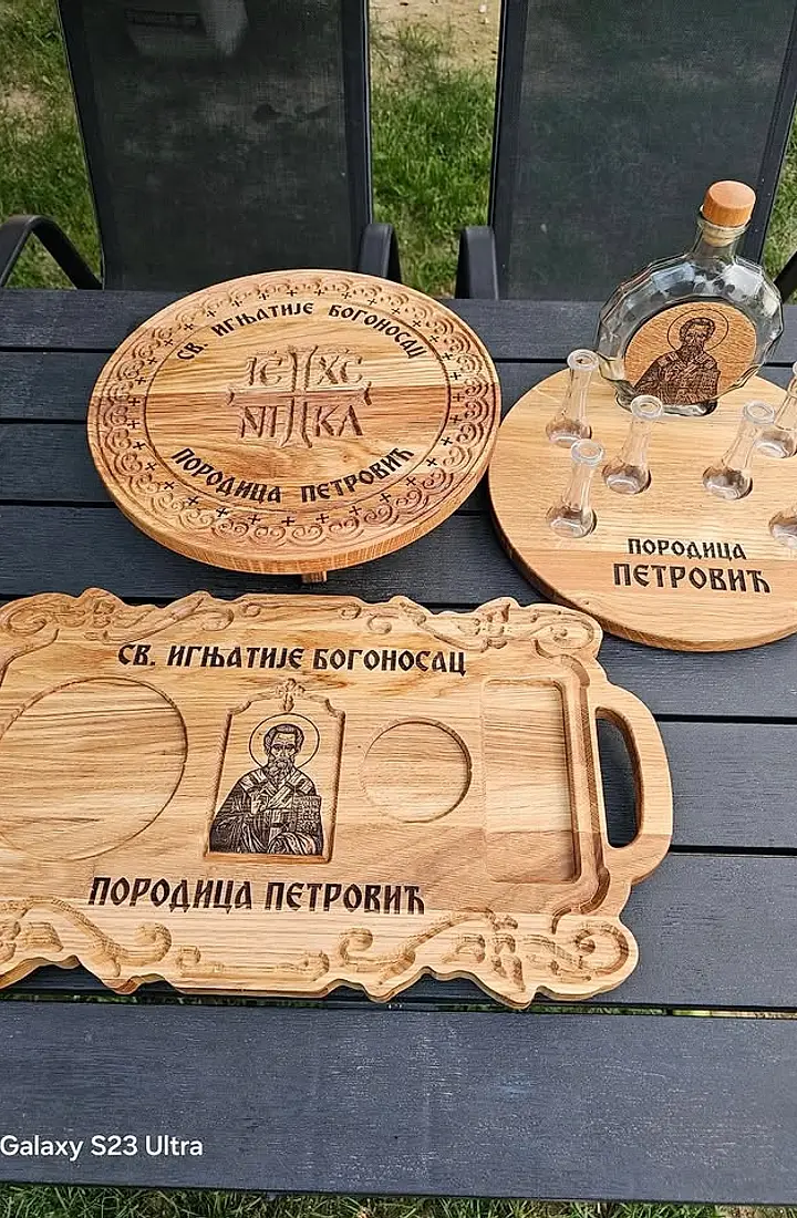 Slavski set od drveta: poslužavnik, stalak za kolač i set za piće s prezimenom porodice