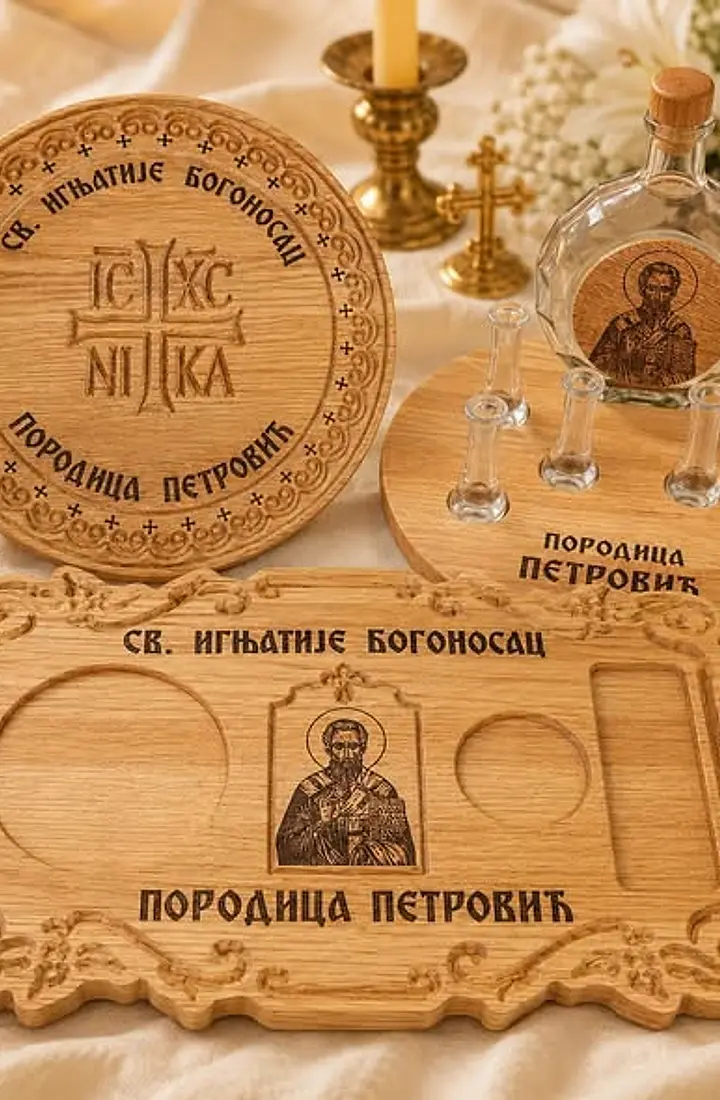 Slavski poslužavnik i set za piće uz svijeću i cvijeće